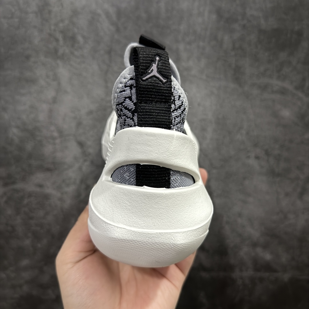 图片[4]-【公司级】Jordan System.23 一脚蹬低帮生活休闲鞋 鞋款设计简约而流畅 整体采用发泡材质 并且在脚背和后跟位置做了明显的镂空处理 同时 这双鞋还带有可拆卸的弹力内靴 并且带有爆裂纹路来增加整体的时尚感和流行感 另外 鞋款还会附赠两幅鞋带 分别对应带内靴和不带内靴的穿法 货号：DN4890-101 尺码：39 40 41 42 43 44 45 46-选品中心