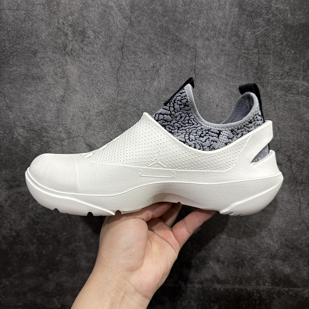 图片[2]-【公司级】Jordan System.23 一脚蹬低帮生活休闲鞋 鞋款设计简约而流畅 整体采用发泡材质 并且在脚背和后跟位置做了明显的镂空处理 同时 这双鞋还带有可拆卸的弹力内靴 并且带有爆裂纹路来增加整体的时尚感和流行感 另外 鞋款还会附赠两幅鞋带 分别对应带内靴和不带内靴的穿法 货号：DN4890-101 尺码：39 40 41 42 43 44 45 46-选品中心