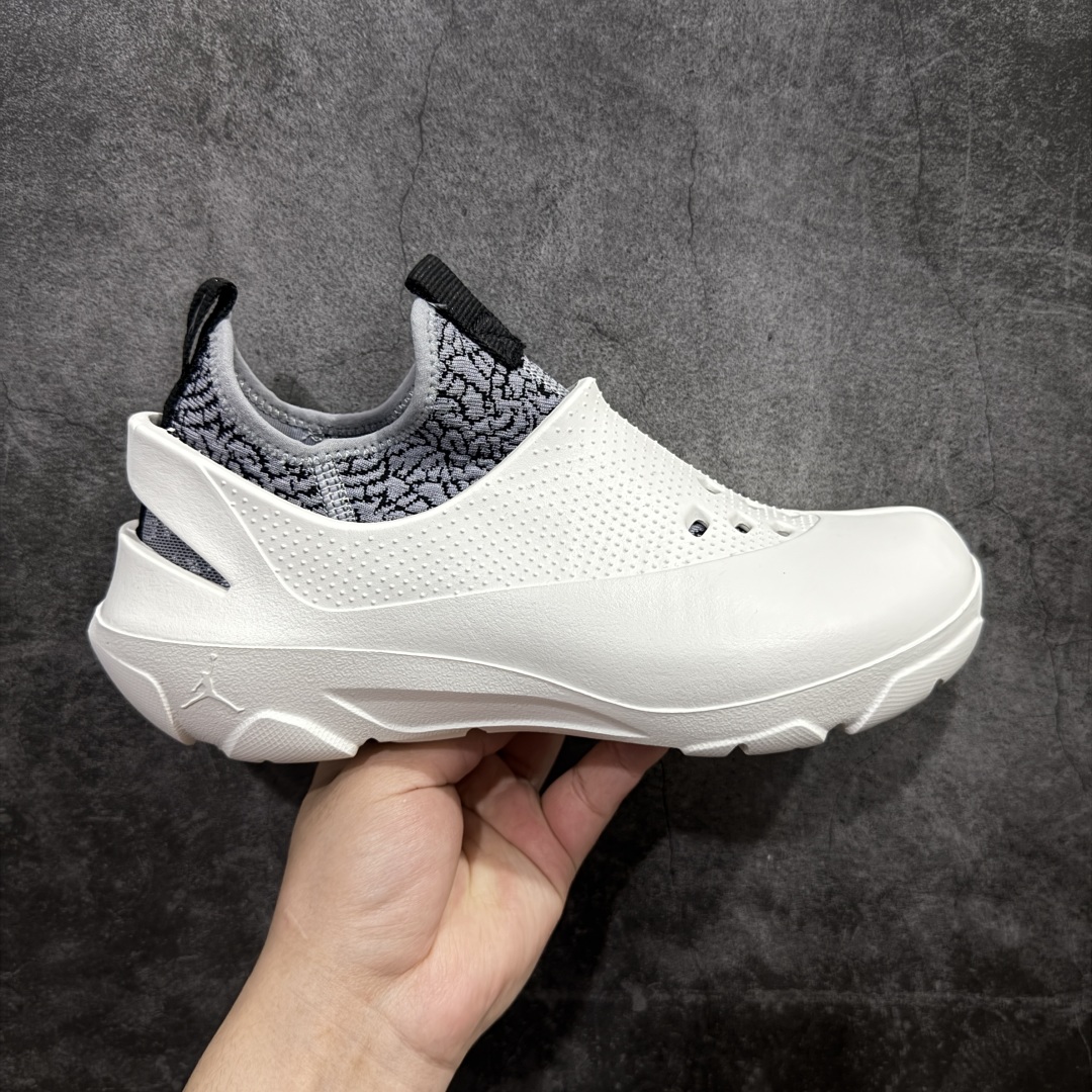 【公司级】Jordan System.23 一脚蹬低帮生活休闲鞋 鞋款设计简约而流畅 整体采用发泡材质 并且在脚背和后跟位置做了明显的镂空处理 同时 这双鞋还带有可拆卸的弹力内靴 并且带有爆裂纹路来增加整体的时尚感和流行感 另外 鞋款还会附赠两幅鞋带 分别对应带内靴和不带内靴的穿法 货号:DN4890-101 尺码:39 40 41 42 43 44 45 46-选品中心