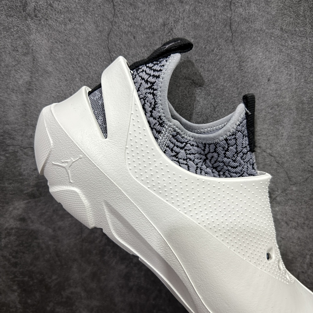 图片[7]-【公司级】Jordan System.23 一脚蹬低帮生活休闲鞋 鞋款设计简约而流畅 整体采用发泡材质 并且在脚背和后跟位置做了明显的镂空处理 同时 这双鞋还带有可拆卸的弹力内靴 并且带有爆裂纹路来增加整体的时尚感和流行感 另外 鞋款还会附赠两幅鞋带 分别对应带内靴和不带内靴的穿法 货号：DN4890-101 尺码：39 40 41 42 43 44 45 46-选品中心