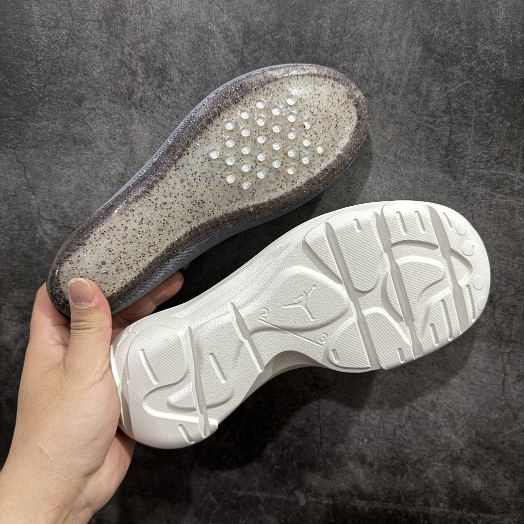 图片[4]-【公司级】Jordan System.23 一脚蹬低帮生活休闲鞋 鞋款设计简约而流畅 整体采用发泡材质 并且在脚背和后跟位置做了明显的镂空处理 同时 这双鞋还带有可拆卸的弹力内靴 并且带有爆裂纹路来增加整体的时尚感和流行感 另外 鞋款还会附赠两幅鞋带 分别对应带内靴和不带内靴的穿法 货号：DN4890-101 尺码：39 40 41 42 43 44 45 46-选品中心