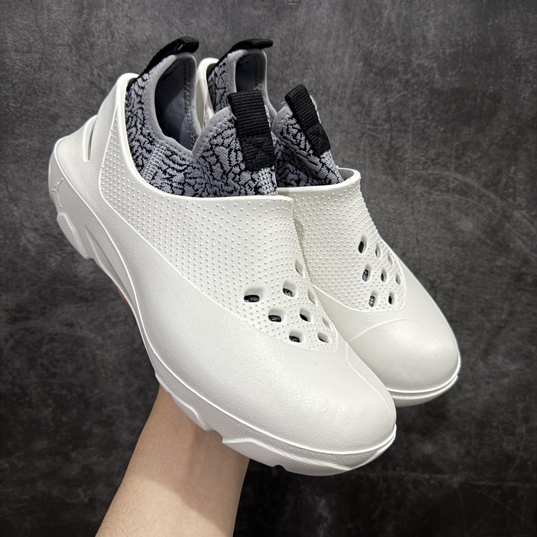 【公司级】Jordan System.23 一脚蹬低帮生活休闲鞋 鞋款设计简约而流畅 整体采用发泡材质 并且在脚背和后跟位置做了明显的镂空处理 同时 这双鞋还带有可拆卸的弹力内靴 并且带有爆裂纹路来增加整体的时尚感和流行感 另外 鞋款还会附赠两幅鞋带 分别对应带内靴和不带内靴的穿法 货号:DN4890-101 尺码:39 40 41 42 43 44 45 46-选品中心