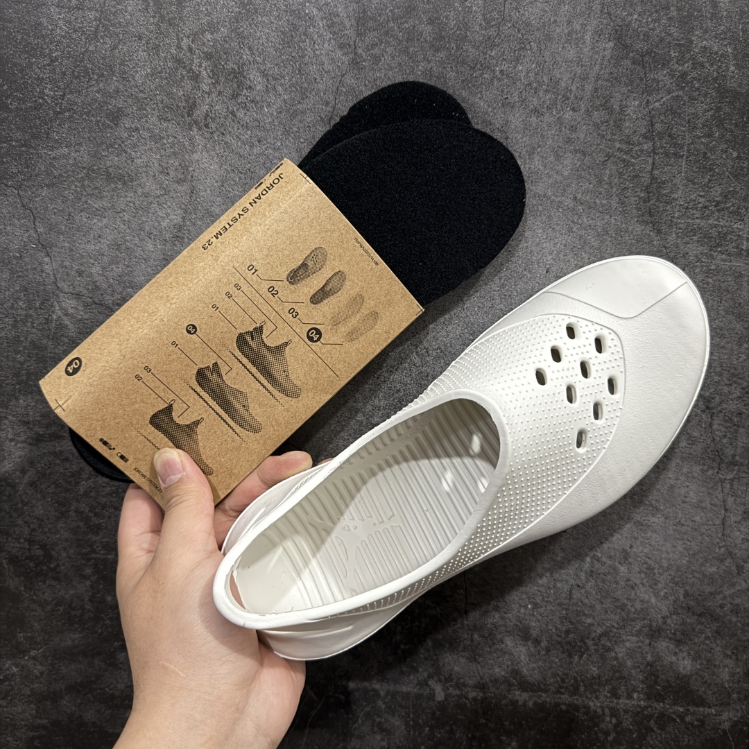 图片[7]-【公司级】Jordan System.23 一脚蹬低帮生活休闲鞋 鞋款设计简约而流畅 整体采用发泡材质 并且在脚背和后跟位置做了明显的镂空处理 同时 这双鞋还带有可拆卸的弹力内靴 并且带有爆裂纹路来增加整体的时尚感和流行感 另外 鞋款还会附赠两幅鞋带 分别对应带内靴和不带内靴的穿法 货号：DN4890-101 尺码：39 40 41 42 43 44 45 46-选品中心