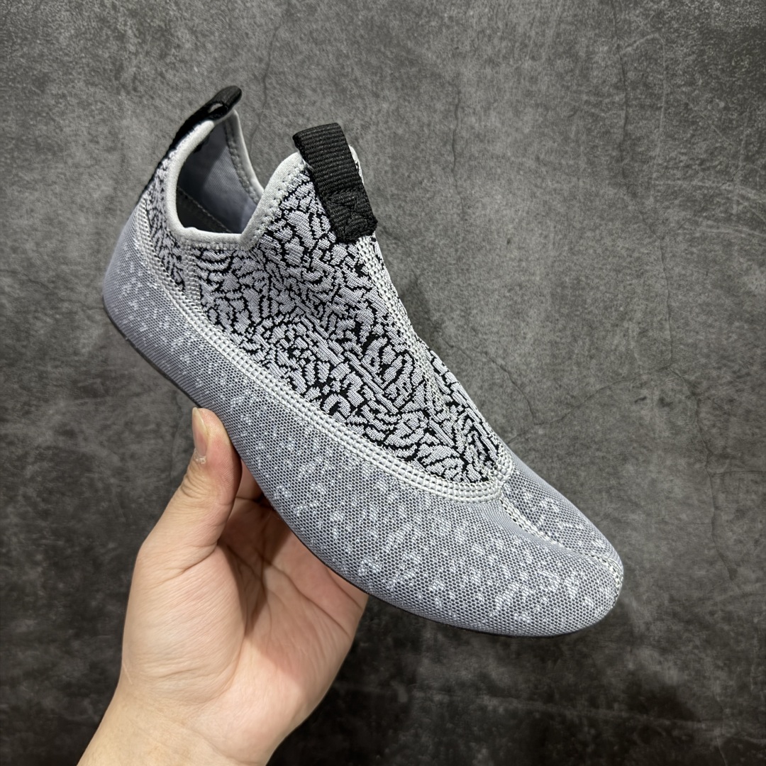 图片[5]-【公司级】Jordan System.23 一脚蹬低帮生活休闲鞋 鞋款设计简约而流畅 整体采用发泡材质 并且在脚背和后跟位置做了明显的镂空处理 同时 这双鞋还带有可拆卸的弹力内靴 并且带有爆裂纹路来增加整体的时尚感和流行感 另外 鞋款还会附赠两幅鞋带 分别对应带内靴和不带内靴的穿法 货号：DN4890-101 尺码：39 40 41 42 43 44 45 46-选品中心