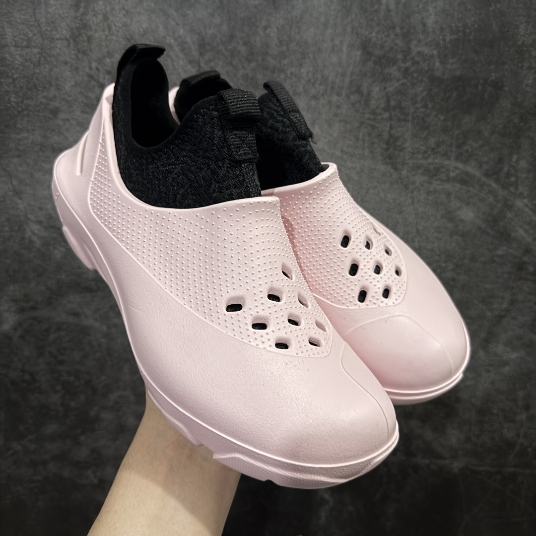 【公司级】Jordan System.23 一脚蹬低帮生活休闲鞋 鞋款设计简约而流畅 整体采用发泡材质 并且在脚背和后跟位置做了明显的镂空处理 同时 这双鞋还带有可拆卸的弹力内靴 并且带有爆裂纹路来增加整体的时尚感和流行感 另外 鞋款还会附赠两幅鞋带 分别对应带内靴和不带内靴的穿法 货号:DN4890-600 尺码:39 40 41 42 43 44 45 46-选品中心