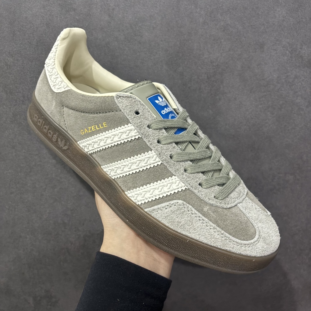 图片[4]-【跑量版】Adidas Originals GAZELLE 舒适百搭 防滑透气 低帮 板鞋 男女同款 龙德训鞋 adidas Gazelle 复古运动鞋诞生于 60 年代，最初用于在室内球场穿着，历史悠久而深厚。adidas Originals Gazelle鞋款自成一格，堪称时尚标杆，沿袭经典OG设计，既做到舒适的脚感体验，更适合日常外出穿搭。打造前卫型格，经典的复古配色能满足你对穿搭的各种需求。稳固的后跟贴合足部曲线设计，弹软舒适，不易磨脚，橡胶鞋底搭配防滑纹路设计，平稳抓地。 尺码：35-44-选品中心