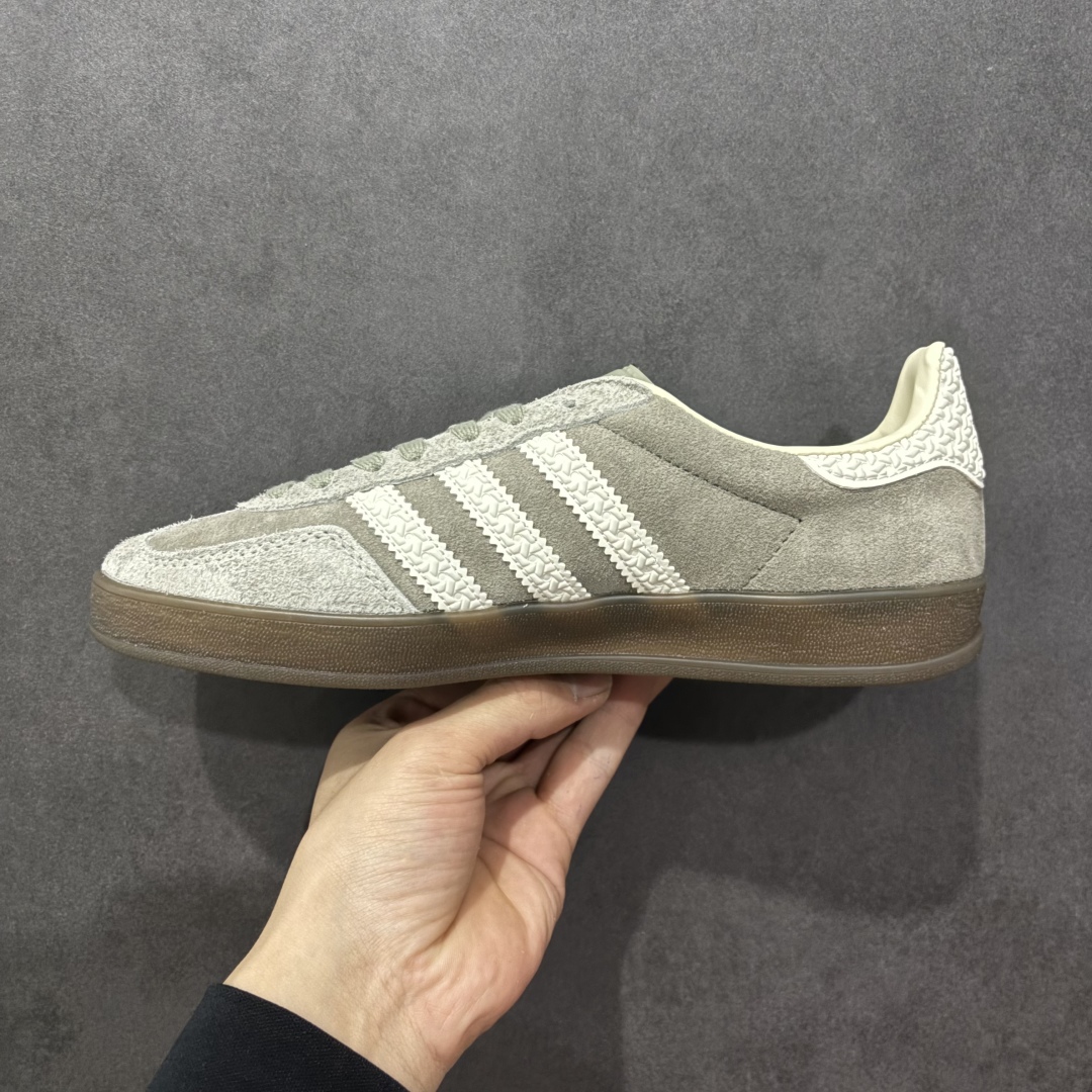 图片[3]-【跑量版】Adidas Originals GAZELLE 舒适百搭 防滑透气 低帮 板鞋 男女同款 龙德训鞋 adidas Gazelle 复古运动鞋诞生于 60 年代，最初用于在室内球场穿着，历史悠久而深厚。adidas Originals Gazelle鞋款自成一格，堪称时尚标杆，沿袭经典OG设计，既做到舒适的脚感体验，更适合日常外出穿搭。打造前卫型格，经典的复古配色能满足你对穿搭的各种需求。稳固的后跟贴合足部曲线设计，弹软舒适，不易磨脚，橡胶鞋底搭配防滑纹路设计，平稳抓地。 尺码：35-44-选品中心
