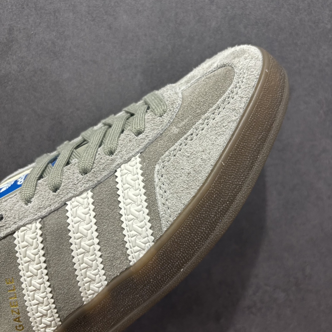 图片[5]-【跑量版】Adidas Originals GAZELLE 舒适百搭 防滑透气 低帮 板鞋 男女同款 龙德训鞋 adidas Gazelle 复古运动鞋诞生于 60 年代，最初用于在室内球场穿着，历史悠久而深厚。adidas Originals Gazelle鞋款自成一格，堪称时尚标杆，沿袭经典OG设计，既做到舒适的脚感体验，更适合日常外出穿搭。打造前卫型格，经典的复古配色能满足你对穿搭的各种需求。稳固的后跟贴合足部曲线设计，弹软舒适，不易磨脚，橡胶鞋底搭配防滑纹路设计，平稳抓地。 尺码：35-44-选品中心