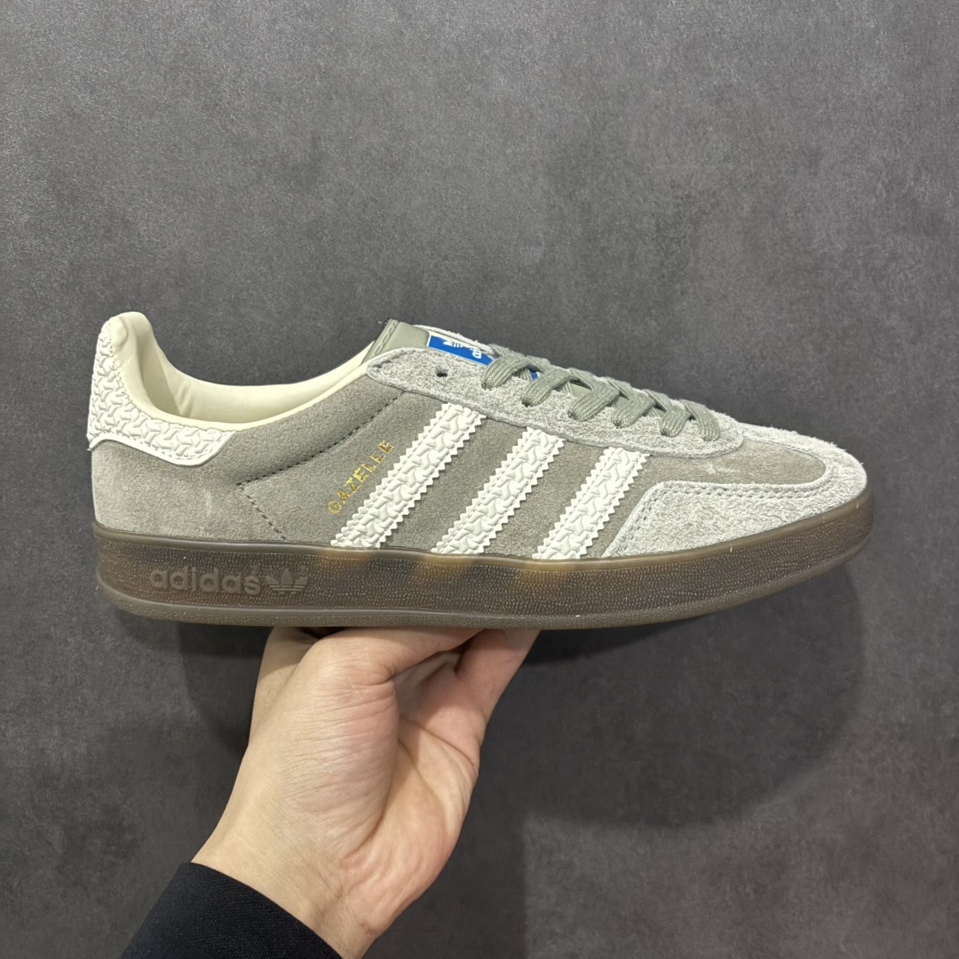 【跑量版】Adidas Originals GAZELLE 舒适百搭 防滑透气 低帮 板鞋 男女同款 龙德训鞋 adidas Gazelle 复古运动鞋诞生于 60 年代,最初用于在室内球场穿着,历史悠久而深厚。adidas Originals Gazelle鞋款自成一格,堪称时尚标杆,沿袭经典OG设计,既做到舒适的脚感体验,更适合日常外出穿搭。打造前卫型格,经典的复古配色能满足你对穿搭的各种需求。稳固的后跟贴合足部曲线设计,弹软舒适,不易磨脚,橡胶鞋底搭配防滑纹路设计,平稳抓地。 尺码:35-44-选品中心