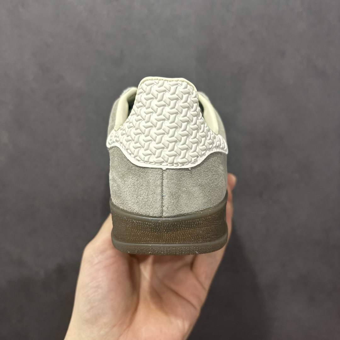 图片[2]-【跑量版】Adidas Originals GAZELLE 舒适百搭 防滑透气 低帮 板鞋 男女同款 龙德训鞋 adidas Gazelle 复古运动鞋诞生于 60 年代，最初用于在室内球场穿着，历史悠久而深厚。adidas Originals Gazelle鞋款自成一格，堪称时尚标杆，沿袭经典OG设计，既做到舒适的脚感体验，更适合日常外出穿搭。打造前卫型格，经典的复古配色能满足你对穿搭的各种需求。稳固的后跟贴合足部曲线设计，弹软舒适，不易磨脚，橡胶鞋底搭配防滑纹路设计，平稳抓地。 尺码：35-44-选品中心