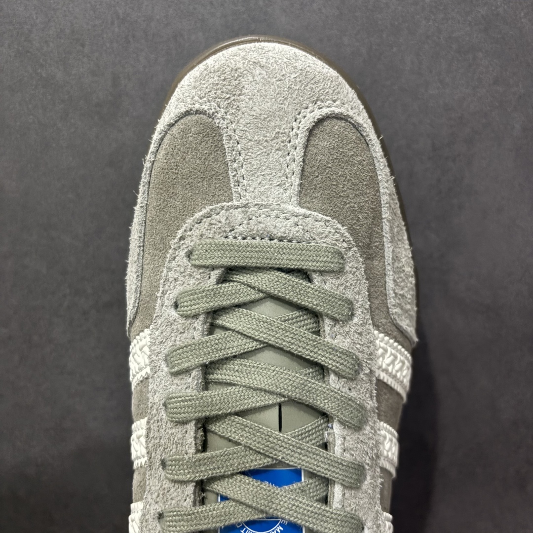 图片[8]-【跑量版】Adidas Originals GAZELLE 舒适百搭 防滑透气 低帮 板鞋 男女同款 龙德训鞋 adidas Gazelle 复古运动鞋诞生于 60 年代，最初用于在室内球场穿着，历史悠久而深厚。adidas Originals Gazelle鞋款自成一格，堪称时尚标杆，沿袭经典OG设计，既做到舒适的脚感体验，更适合日常外出穿搭。打造前卫型格，经典的复古配色能满足你对穿搭的各种需求。稳固的后跟贴合足部曲线设计，弹软舒适，不易磨脚，橡胶鞋底搭配防滑纹路设计，平稳抓地。 尺码：35-44-选品中心