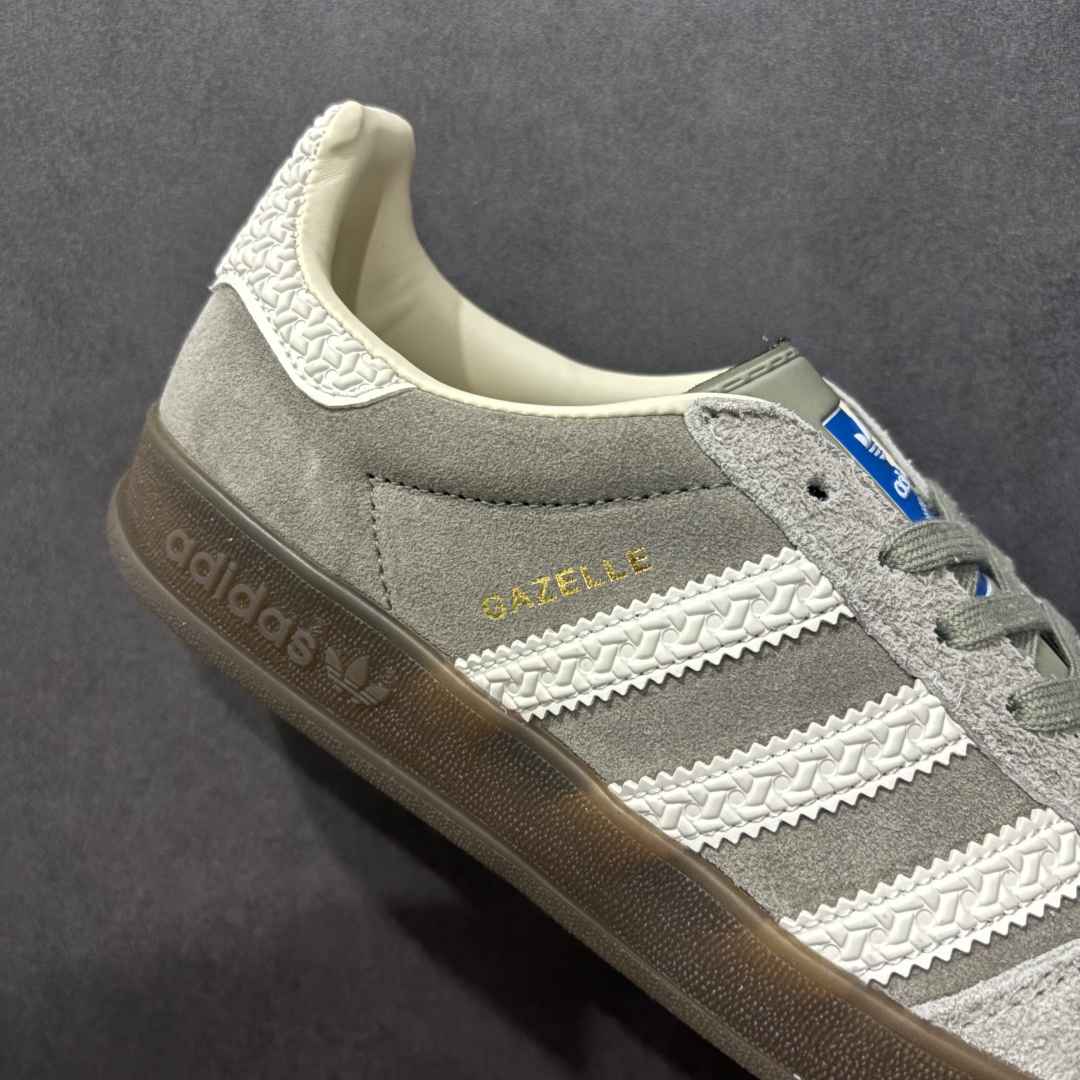 图片[6]-【跑量版】Adidas Originals GAZELLE 舒适百搭 防滑透气 低帮 板鞋 男女同款 龙德训鞋 adidas Gazelle 复古运动鞋诞生于 60 年代，最初用于在室内球场穿着，历史悠久而深厚。adidas Originals Gazelle鞋款自成一格，堪称时尚标杆，沿袭经典OG设计，既做到舒适的脚感体验，更适合日常外出穿搭。打造前卫型格，经典的复古配色能满足你对穿搭的各种需求。稳固的后跟贴合足部曲线设计，弹软舒适，不易磨脚，橡胶鞋底搭配防滑纹路设计，平稳抓地。 尺码：35-44-选品中心