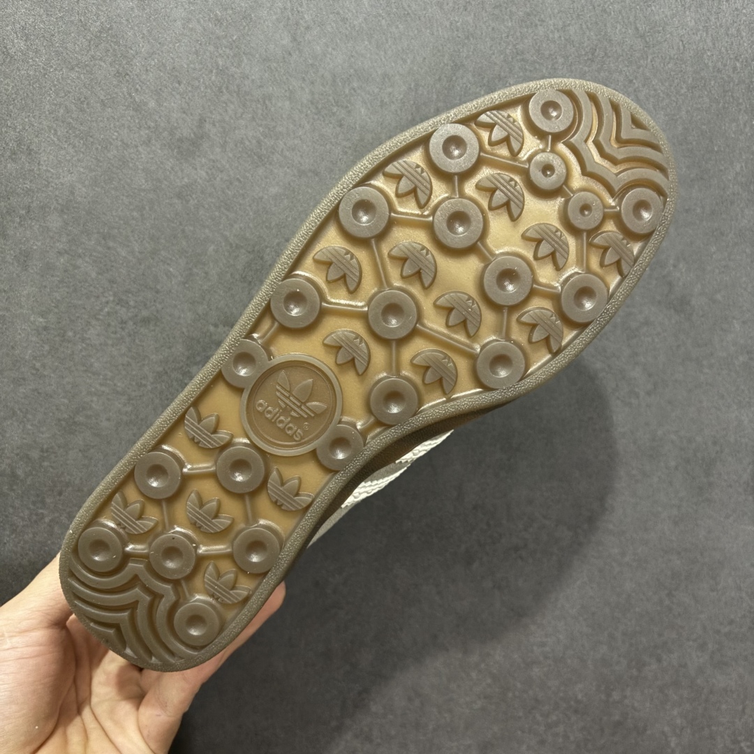 图片[9]-【跑量版】Adidas Originals GAZELLE 舒适百搭 防滑透气 低帮 板鞋 男女同款 龙德训鞋 adidas Gazelle 复古运动鞋诞生于 60 年代，最初用于在室内球场穿着，历史悠久而深厚。adidas Originals Gazelle鞋款自成一格，堪称时尚标杆，沿袭经典OG设计，既做到舒适的脚感体验，更适合日常外出穿搭。打造前卫型格，经典的复古配色能满足你对穿搭的各种需求。稳固的后跟贴合足部曲线设计，弹软舒适，不易磨脚，橡胶鞋底搭配防滑纹路设计，平稳抓地。 尺码：35-44-选品中心