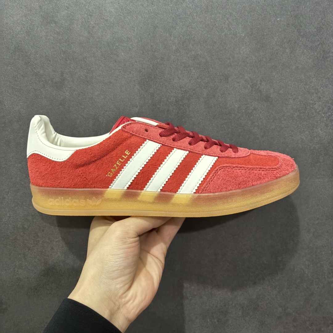 图片[4]-【跑量版】Adidas Originals GAZELLE 舒适百搭 防滑透气 低帮 板鞋 男女同款 龙德训鞋 adidas Gazelle 复古运动鞋诞生于 60 年代，最初用于在室内球场穿着，历史悠久而深厚。adidas Originals Gazelle鞋款自成一格，堪称时尚标杆，沿袭经典OG设计，既做到舒适的脚感体验，更适合日常外出穿搭。打造前卫型格，经典的复古配色能满足你对穿搭的各种需求。稳固的后跟贴合足部曲线设计，弹软舒适，不易磨脚，橡胶鞋底搭配防滑纹路设计，平稳抓地。 尺码：35-44-选品中心