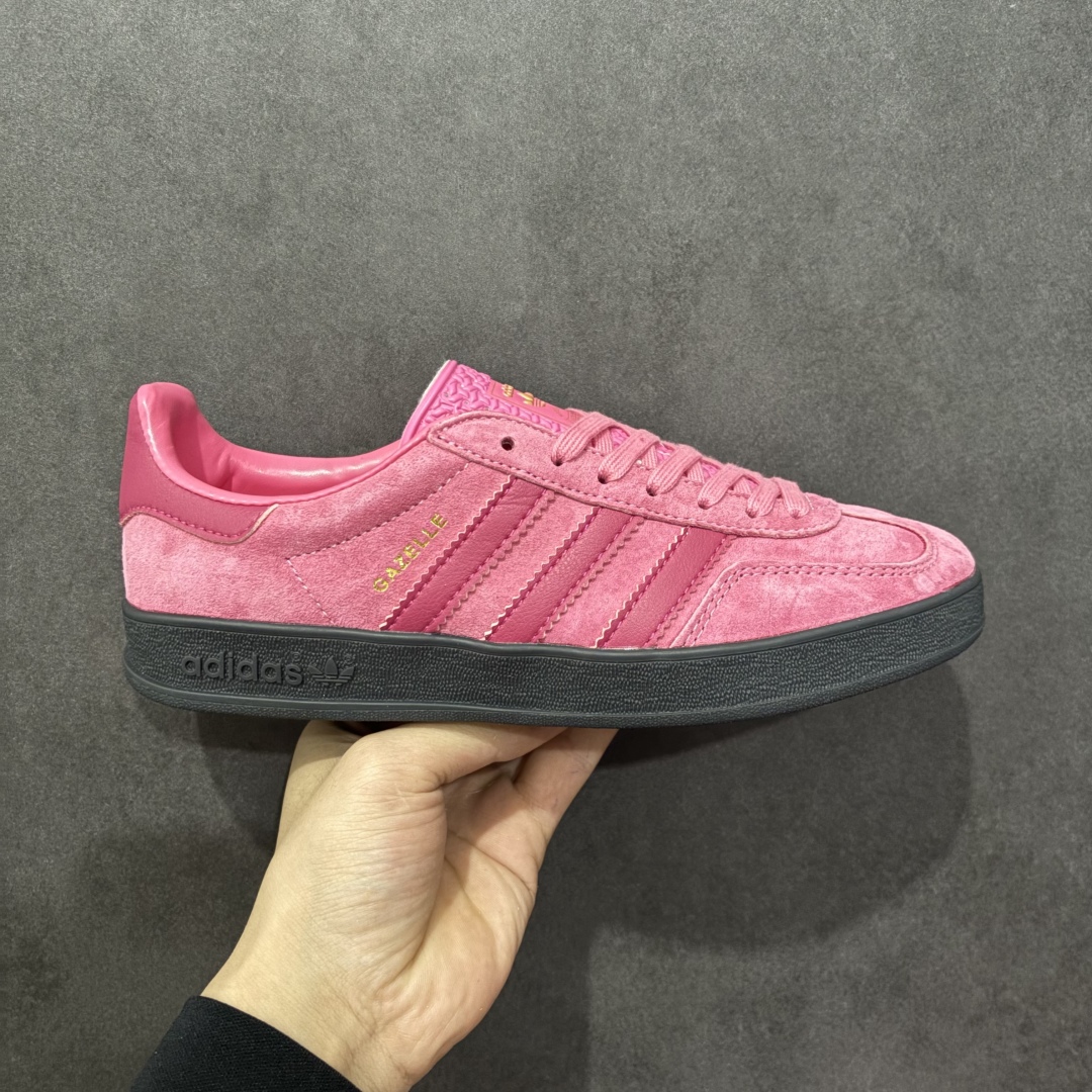 图片[6]-【跑量版】Adidas Originals GAZELLE 舒适百搭 防滑透气 低帮 板鞋 男女同款 龙德训鞋 adidas Gazelle 复古运动鞋诞生于 60 年代，最初用于在室内球场穿着，历史悠久而深厚。adidas Originals Gazelle鞋款自成一格，堪称时尚标杆，沿袭经典OG设计，既做到舒适的脚感体验，更适合日常外出穿搭。打造前卫型格，经典的复古配色能满足你对穿搭的各种需求。稳固的后跟贴合足部曲线设计，弹软舒适，不易磨脚，橡胶鞋底搭配防滑纹路设计，平稳抓地。 尺码：35-44-选品中心