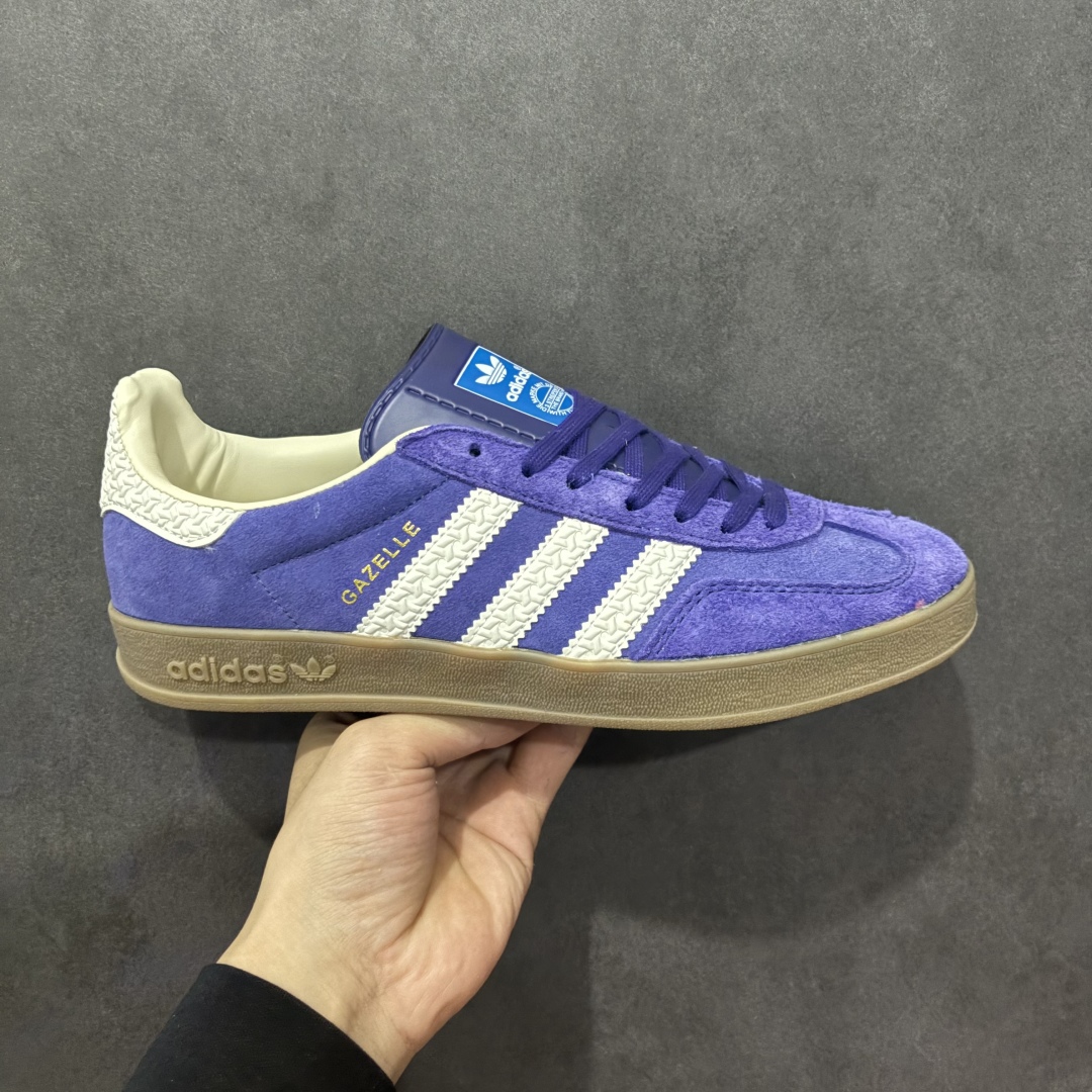 图片[5]-【跑量版】Adidas Originals GAZELLE 舒适百搭 防滑透气 低帮 板鞋 男女同款 龙德训鞋 adidas Gazelle 复古运动鞋诞生于 60 年代，最初用于在室内球场穿着，历史悠久而深厚。adidas Originals Gazelle鞋款自成一格，堪称时尚标杆，沿袭经典OG设计，既做到舒适的脚感体验，更适合日常外出穿搭。打造前卫型格，经典的复古配色能满足你对穿搭的各种需求。稳固的后跟贴合足部曲线设计，弹软舒适，不易磨脚，橡胶鞋底搭配防滑纹路设计，平稳抓地。 尺码：35-44-选品中心