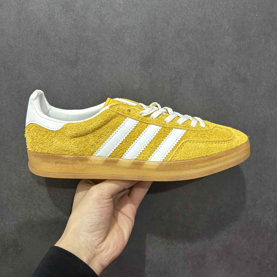 图片[3]-【跑量版】Adidas Originals GAZELLE 舒适百搭 防滑透气 低帮 板鞋 男女同款 龙德训鞋 adidas Gazelle 复古运动鞋诞生于 60 年代，最初用于在室内球场穿着，历史悠久而深厚。adidas Originals Gazelle鞋款自成一格，堪称时尚标杆，沿袭经典OG设计，既做到舒适的脚感体验，更适合日常外出穿搭。打造前卫型格，经典的复古配色能满足你对穿搭的各种需求。稳固的后跟贴合足部曲线设计，弹软舒适，不易磨脚，橡胶鞋底搭配防滑纹路设计，平稳抓地。 尺码：35-44-选品中心