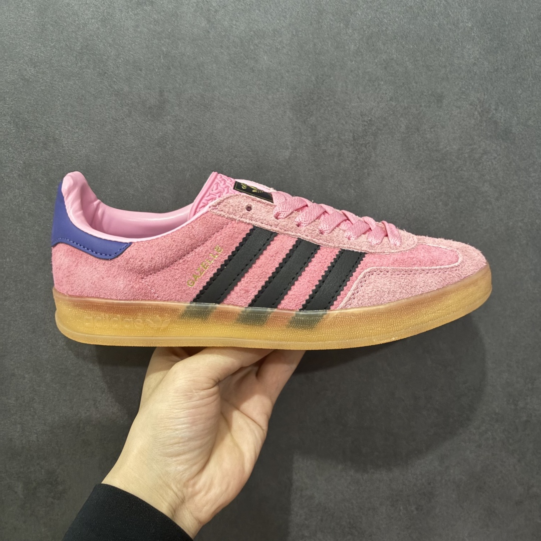 【跑量版】Adidas Originals GAZELLE 舒适百搭 防滑透气 低帮 板鞋 男女同款 龙德训鞋 adidas Gazelle 复古运动鞋诞生于 60 年代，最初用于在室内球场穿着，历史悠久而深厚。adidas Originals Gazelle鞋款自成一格，堪称时尚标杆，沿袭经典OG设计，既做到舒适的脚感体验，更适合日常外出穿搭。打造前卫型格，经典的复古配色能满足你对穿搭的各种需求。稳固的后跟贴合足部曲线设计，弹软舒适，不易磨脚，橡胶鞋底搭配防滑纹路设计，平稳抓地。 尺码：35-44-选品中心