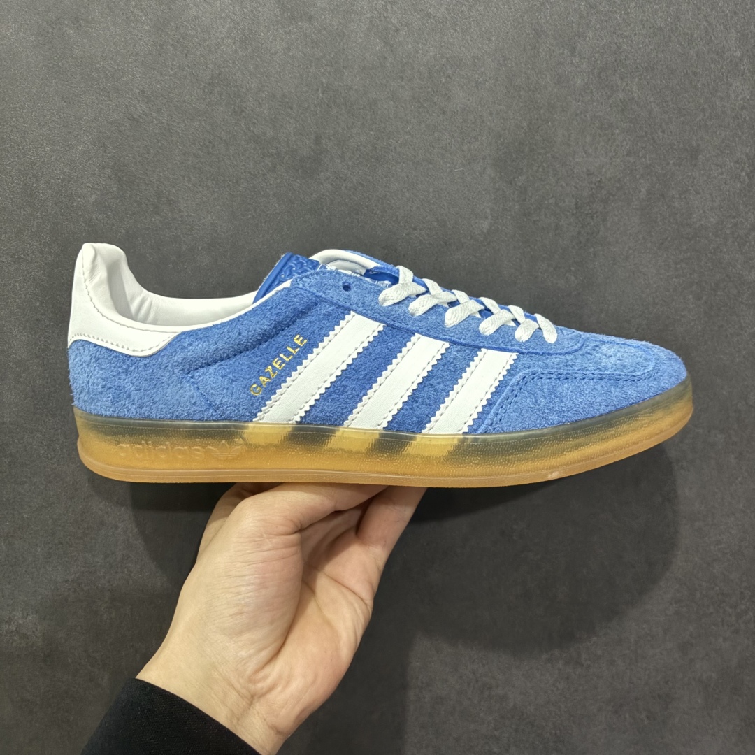 图片[9]-【跑量版】Adidas Originals GAZELLE 舒适百搭 防滑透气 低帮 板鞋 男女同款 龙德训鞋 adidas Gazelle 复古运动鞋诞生于 60 年代，最初用于在室内球场穿着，历史悠久而深厚。adidas Originals Gazelle鞋款自成一格，堪称时尚标杆，沿袭经典OG设计，既做到舒适的脚感体验，更适合日常外出穿搭。打造前卫型格，经典的复古配色能满足你对穿搭的各种需求。稳固的后跟贴合足部曲线设计，弹软舒适，不易磨脚，橡胶鞋底搭配防滑纹路设计，平稳抓地。 尺码：35-44-选品中心