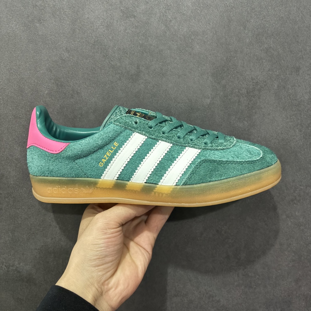 图片[8]-【跑量版】Adidas Originals GAZELLE 舒适百搭 防滑透气 低帮 板鞋 男女同款 龙德训鞋 adidas Gazelle 复古运动鞋诞生于 60 年代，最初用于在室内球场穿着，历史悠久而深厚。adidas Originals Gazelle鞋款自成一格，堪称时尚标杆，沿袭经典OG设计，既做到舒适的脚感体验，更适合日常外出穿搭。打造前卫型格，经典的复古配色能满足你对穿搭的各种需求。稳固的后跟贴合足部曲线设计，弹软舒适，不易磨脚，橡胶鞋底搭配防滑纹路设计，平稳抓地。 尺码：35-44-选品中心