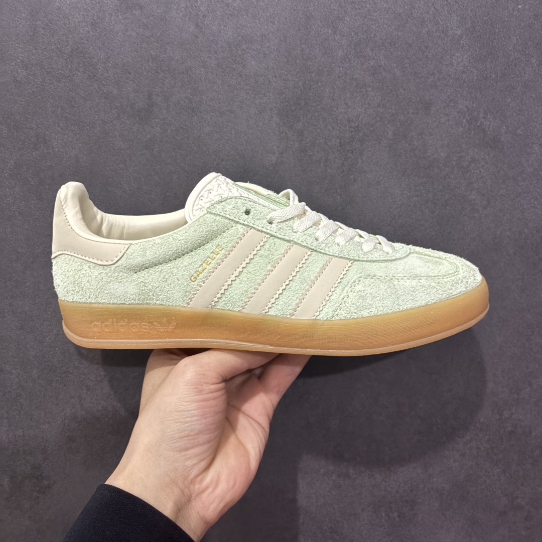 图片[7]-【跑量版】Adidas Originals GAZELLE 舒适百搭 防滑透气 低帮 板鞋 男女同款 龙德训鞋 adidas Gazelle 复古运动鞋诞生于 60 年代，最初用于在室内球场穿着，历史悠久而深厚。adidas Originals Gazelle鞋款自成一格，堪称时尚标杆，沿袭经典OG设计，既做到舒适的脚感体验，更适合日常外出穿搭。打造前卫型格，经典的复古配色能满足你对穿搭的各种需求。稳固的后跟贴合足部曲线设计，弹软舒适，不易磨脚，橡胶鞋底搭配防滑纹路设计，平稳抓地。 尺码：35-44-选品中心