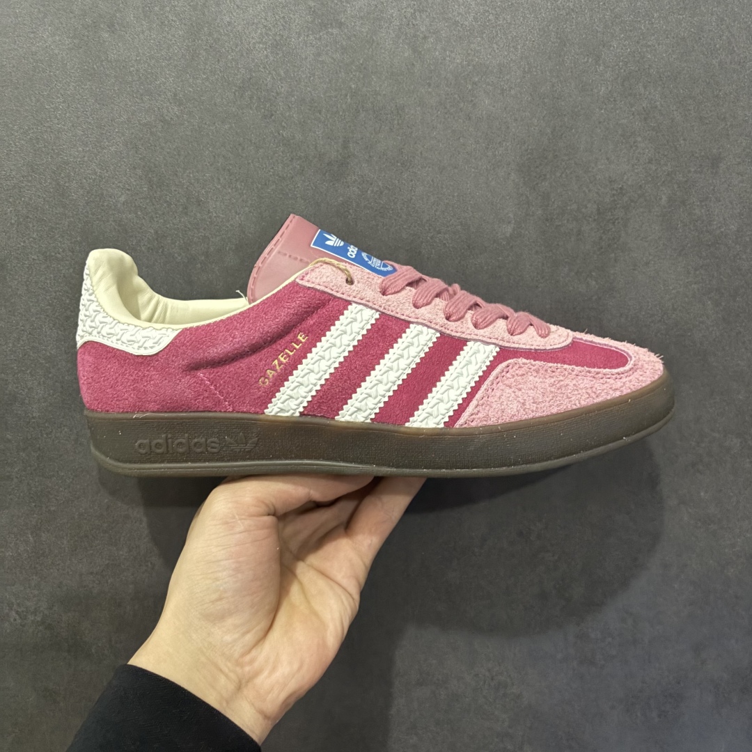 图片[10]-【跑量版】Adidas Originals GAZELLE 舒适百搭 防滑透气 低帮 板鞋 男女同款 龙德训鞋 adidas Gazelle 复古运动鞋诞生于 60 年代，最初用于在室内球场穿着，历史悠久而深厚。adidas Originals Gazelle鞋款自成一格，堪称时尚标杆，沿袭经典OG设计，既做到舒适的脚感体验，更适合日常外出穿搭。打造前卫型格，经典的复古配色能满足你对穿搭的各种需求。稳固的后跟贴合足部曲线设计，弹软舒适，不易磨脚，橡胶鞋底搭配防滑纹路设计，平稳抓地。 尺码：35-44-选品中心