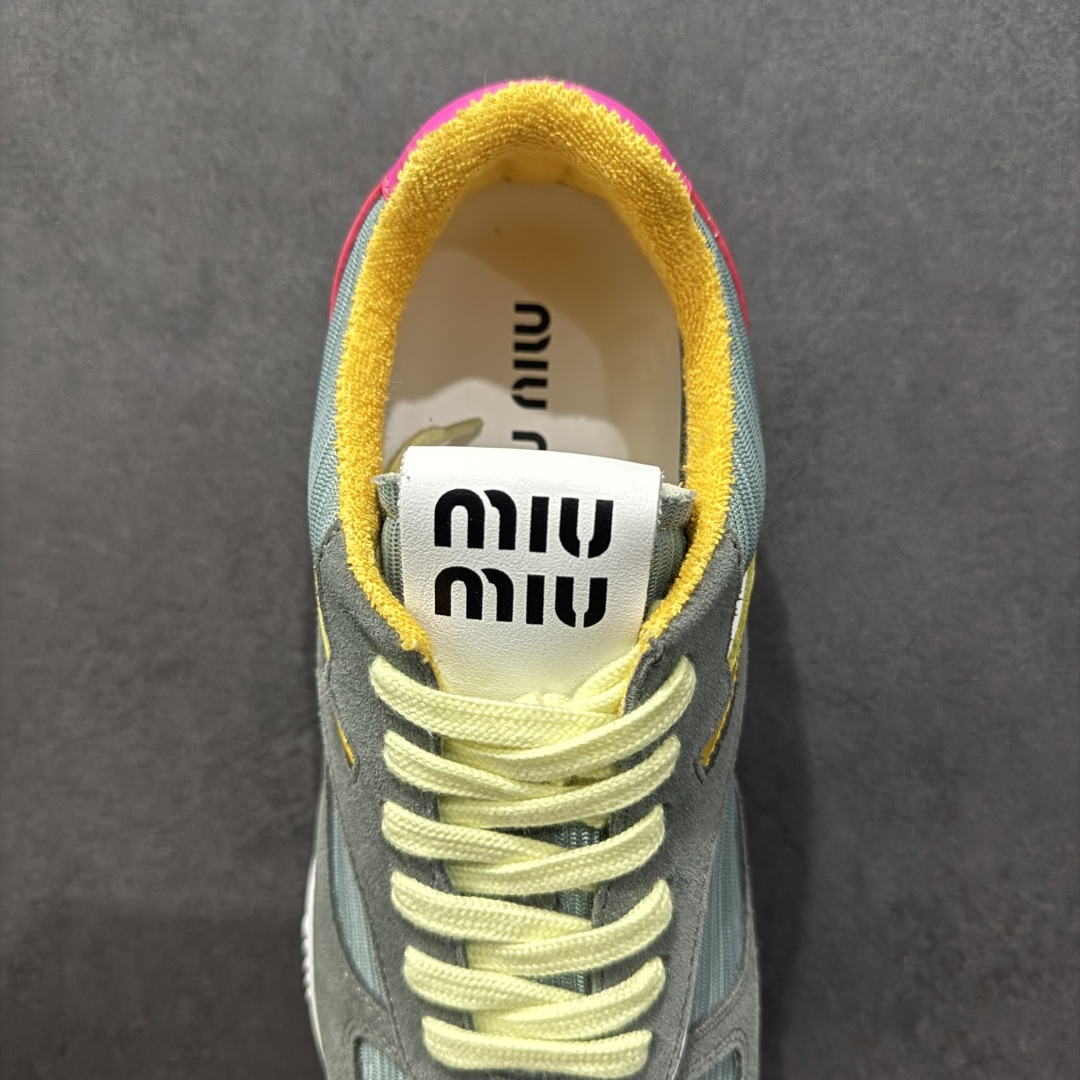 图片[7]-【顶级礼盒版本】Miumiu BELLALILY新款德训鞋 2025s春夏走秀款 多元对撞 传达现代风格 此款有着鬼冢虎的影子 拥有鬼冢虎好穿属性的同时 增添自家高颜值的设计 又是一大爆款 颜值担当火爆款做旧脏脏鞋 轻盈舒服且柔软的一双德训鞋 抛开以前传统德训鞋的设计理念元素 这次的设计款式真的还蛮心颖的做旧日时尚 年度必入款 25s走秀款运动小白鞋国内外博主刷爆的一款 极致运动 辨识度高 打造佛系甜美的休闲风 上脚气场十足随意搭配 选用头层牛皮材质 内里丝绸牛皮里 原版真空厚底 复古擦色做旧风格‼️ 尺码：35-45-选品中心