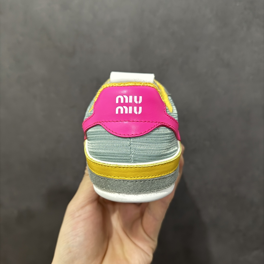 图片[4]-【顶级礼盒版本】Miumiu BELLALILY新款德训鞋 2025s春夏走秀款 多元对撞 传达现代风格 此款有着鬼冢虎的影子 拥有鬼冢虎好穿属性的同时 增添自家高颜值的设计 又是一大爆款 颜值担当火爆款做旧脏脏鞋 轻盈舒服且柔软的一双德训鞋 抛开以前传统德训鞋的设计理念元素 这次的设计款式真的还蛮心颖的做旧日时尚 年度必入款 25s走秀款运动小白鞋国内外博主刷爆的一款 极致运动 辨识度高 打造佛系甜美的休闲风 上脚气场十足随意搭配 选用头层牛皮材质 内里丝绸牛皮里 原版真空厚底 复古擦色做旧风格‼️ 尺码：35-45-选品中心