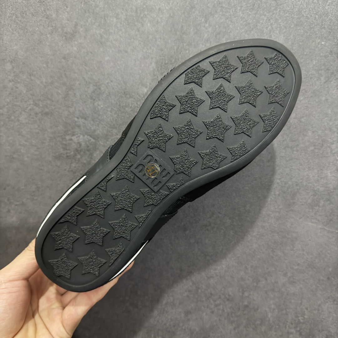 图片[9]-【顶级礼盒版本】Miumiu BELLALILY新款德训鞋 2025s春夏走秀款 多元对撞 传达现代风格 此款有着鬼冢虎的影子 拥有鬼冢虎好穿属性的同时 增添自家高颜值的设计 又是一大爆款 颜值担当火爆款做旧脏脏鞋 轻盈舒服且柔软的一双德训鞋 抛开以前传统德训鞋的设计理念元素 这次的设计款式真的还蛮心颖的做旧日时尚 年度必入款 25s走秀款运动小白鞋国内外博主刷爆的一款 极致运动 辨识度高 打造佛系甜美的休闲风 上脚气场十足随意搭配 选用头层牛皮材质 内里丝绸牛皮里 原版真空厚底 复古擦色做旧风格‼️ 尺码：35-45-选品中心