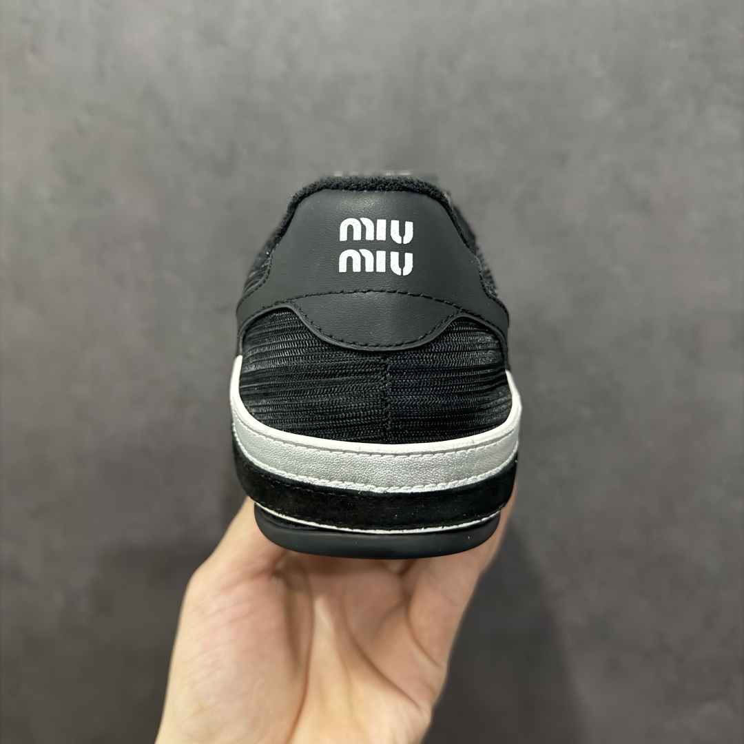 图片[4]-【顶级礼盒版本】Miumiu BELLALILY新款德训鞋 2025s春夏走秀款 多元对撞 传达现代风格 此款有着鬼冢虎的影子 拥有鬼冢虎好穿属性的同时 增添自家高颜值的设计 又是一大爆款 颜值担当火爆款做旧脏脏鞋 轻盈舒服且柔软的一双德训鞋 抛开以前传统德训鞋的设计理念元素 这次的设计款式真的还蛮心颖的做旧日时尚 年度必入款 25s走秀款运动小白鞋国内外博主刷爆的一款 极致运动 辨识度高 打造佛系甜美的休闲风 上脚气场十足随意搭配 选用头层牛皮材质 内里丝绸牛皮里 原版真空厚底 复古擦色做旧风格‼️ 尺码：35-45-选品中心