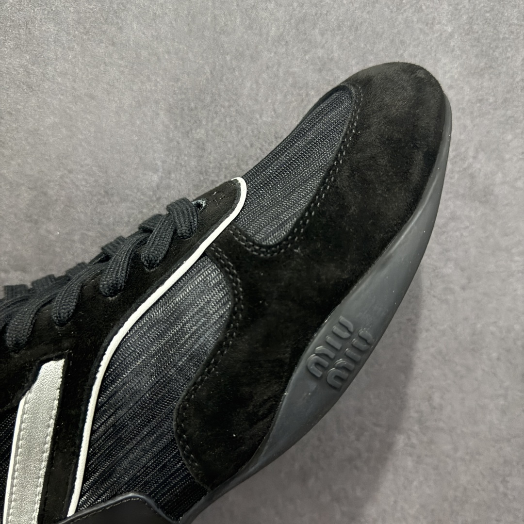 图片[5]-【顶级礼盒版本】Miumiu BELLALILY新款德训鞋 2025s春夏走秀款 多元对撞 传达现代风格 此款有着鬼冢虎的影子 拥有鬼冢虎好穿属性的同时 增添自家高颜值的设计 又是一大爆款 颜值担当火爆款做旧脏脏鞋 轻盈舒服且柔软的一双德训鞋 抛开以前传统德训鞋的设计理念元素 这次的设计款式真的还蛮心颖的做旧日时尚 年度必入款 25s走秀款运动小白鞋国内外博主刷爆的一款 极致运动 辨识度高 打造佛系甜美的休闲风 上脚气场十足随意搭配 选用头层牛皮材质 内里丝绸牛皮里 原版真空厚底 复古擦色做旧风格‼️ 尺码：35-45-选品中心