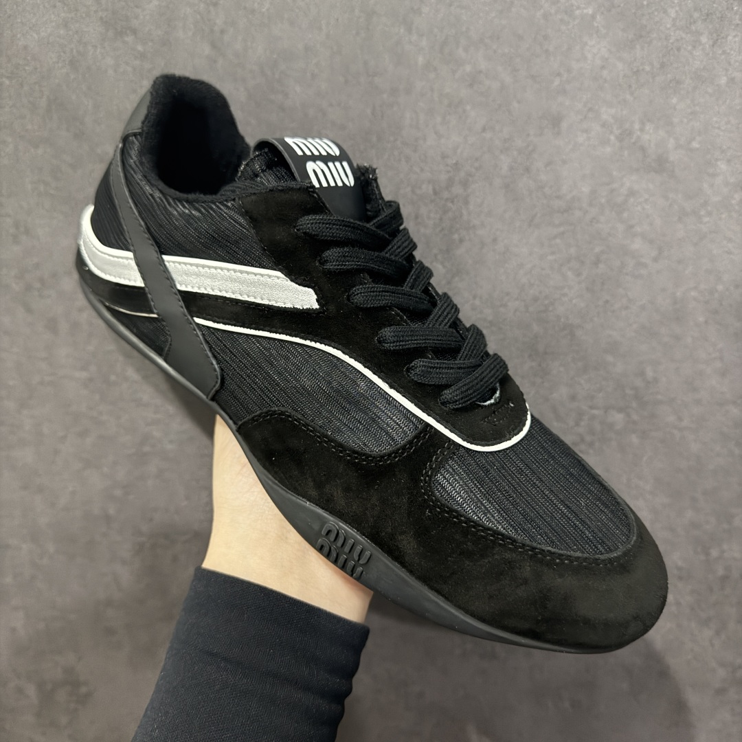 图片[3]-【顶级礼盒版本】Miumiu BELLALILY新款德训鞋 2025s春夏走秀款 多元对撞 传达现代风格 此款有着鬼冢虎的影子 拥有鬼冢虎好穿属性的同时 增添自家高颜值的设计 又是一大爆款 颜值担当火爆款做旧脏脏鞋 轻盈舒服且柔软的一双德训鞋 抛开以前传统德训鞋的设计理念元素 这次的设计款式真的还蛮心颖的做旧日时尚 年度必入款 25s走秀款运动小白鞋国内外博主刷爆的一款 极致运动 辨识度高 打造佛系甜美的休闲风 上脚气场十足随意搭配 选用头层牛皮材质 内里丝绸牛皮里 原版真空厚底 复古擦色做旧风格‼️ 尺码：35-45-选品中心