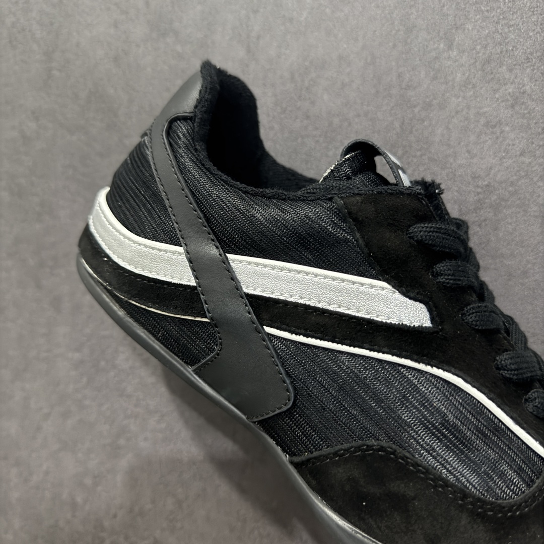 图片[6]-【顶级礼盒版本】Miumiu BELLALILY新款德训鞋 2025s春夏走秀款 多元对撞 传达现代风格 此款有着鬼冢虎的影子 拥有鬼冢虎好穿属性的同时 增添自家高颜值的设计 又是一大爆款 颜值担当火爆款做旧脏脏鞋 轻盈舒服且柔软的一双德训鞋 抛开以前传统德训鞋的设计理念元素 这次的设计款式真的还蛮心颖的做旧日时尚 年度必入款 25s走秀款运动小白鞋国内外博主刷爆的一款 极致运动 辨识度高 打造佛系甜美的休闲风 上脚气场十足随意搭配 选用头层牛皮材质 内里丝绸牛皮里 原版真空厚底 复古擦色做旧风格‼️ 尺码：35-45-选品中心