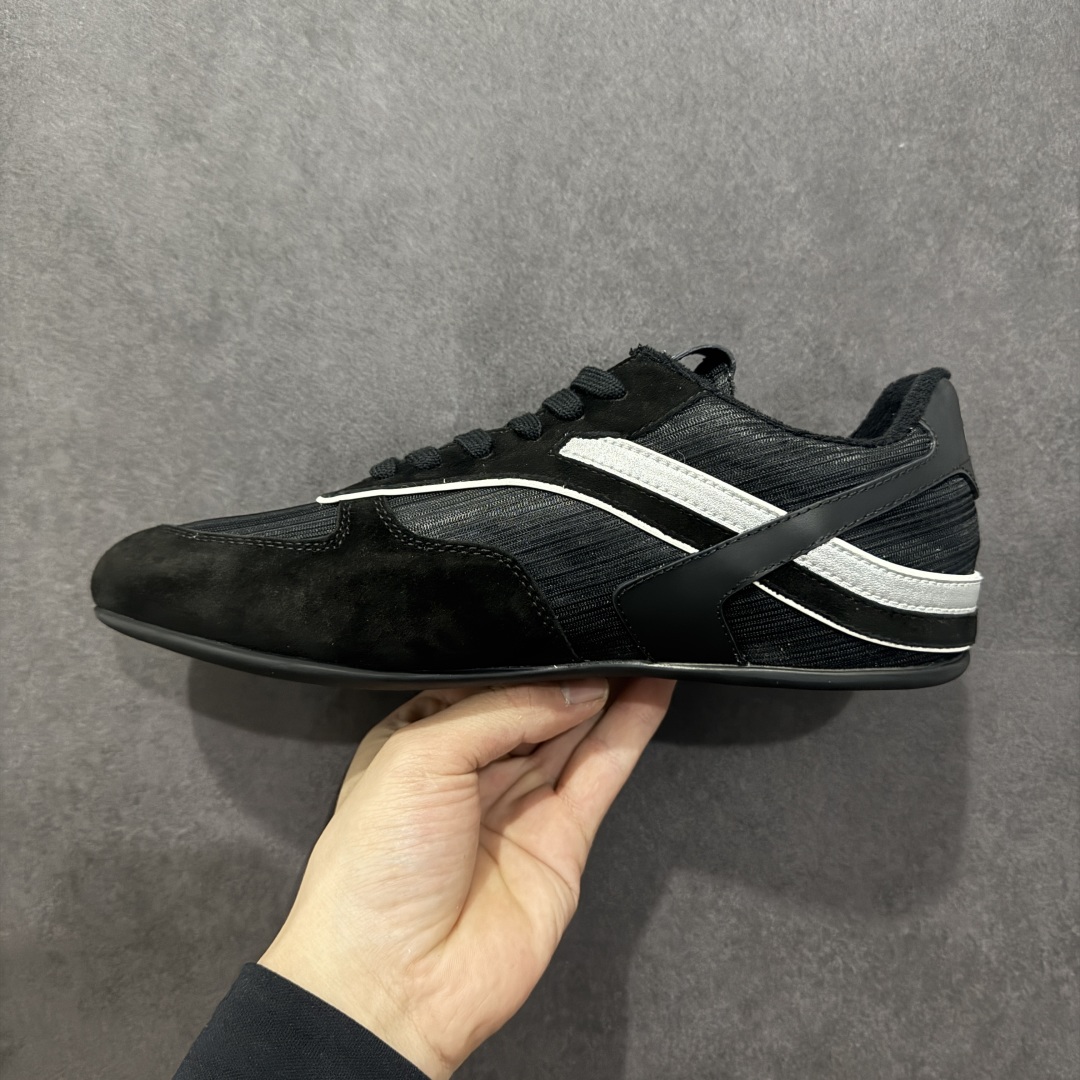 图片[2]-【顶级礼盒版本】Miumiu BELLALILY新款德训鞋 2025s春夏走秀款 多元对撞 传达现代风格 此款有着鬼冢虎的影子 拥有鬼冢虎好穿属性的同时 增添自家高颜值的设计 又是一大爆款 颜值担当火爆款做旧脏脏鞋 轻盈舒服且柔软的一双德训鞋 抛开以前传统德训鞋的设计理念元素 这次的设计款式真的还蛮心颖的做旧日时尚 年度必入款 25s走秀款运动小白鞋国内外博主刷爆的一款 极致运动 辨识度高 打造佛系甜美的休闲风 上脚气场十足随意搭配 选用头层牛皮材质 内里丝绸牛皮里 原版真空厚底 复古擦色做旧风格‼️ 尺码：35-45-选品中心