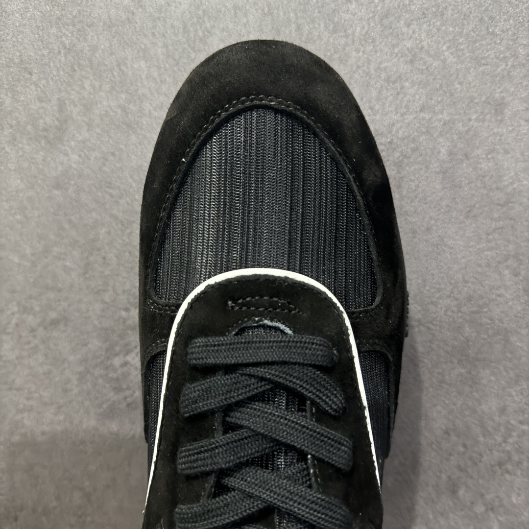 图片[8]-【顶级礼盒版本】Miumiu BELLALILY新款德训鞋 2025s春夏走秀款 多元对撞 传达现代风格 此款有着鬼冢虎的影子 拥有鬼冢虎好穿属性的同时 增添自家高颜值的设计 又是一大爆款 颜值担当火爆款做旧脏脏鞋 轻盈舒服且柔软的一双德训鞋 抛开以前传统德训鞋的设计理念元素 这次的设计款式真的还蛮心颖的做旧日时尚 年度必入款 25s走秀款运动小白鞋国内外博主刷爆的一款 极致运动 辨识度高 打造佛系甜美的休闲风 上脚气场十足随意搭配 选用头层牛皮材质 内里丝绸牛皮里 原版真空厚底 复古擦色做旧风格‼️ 尺码：35-45-选品中心