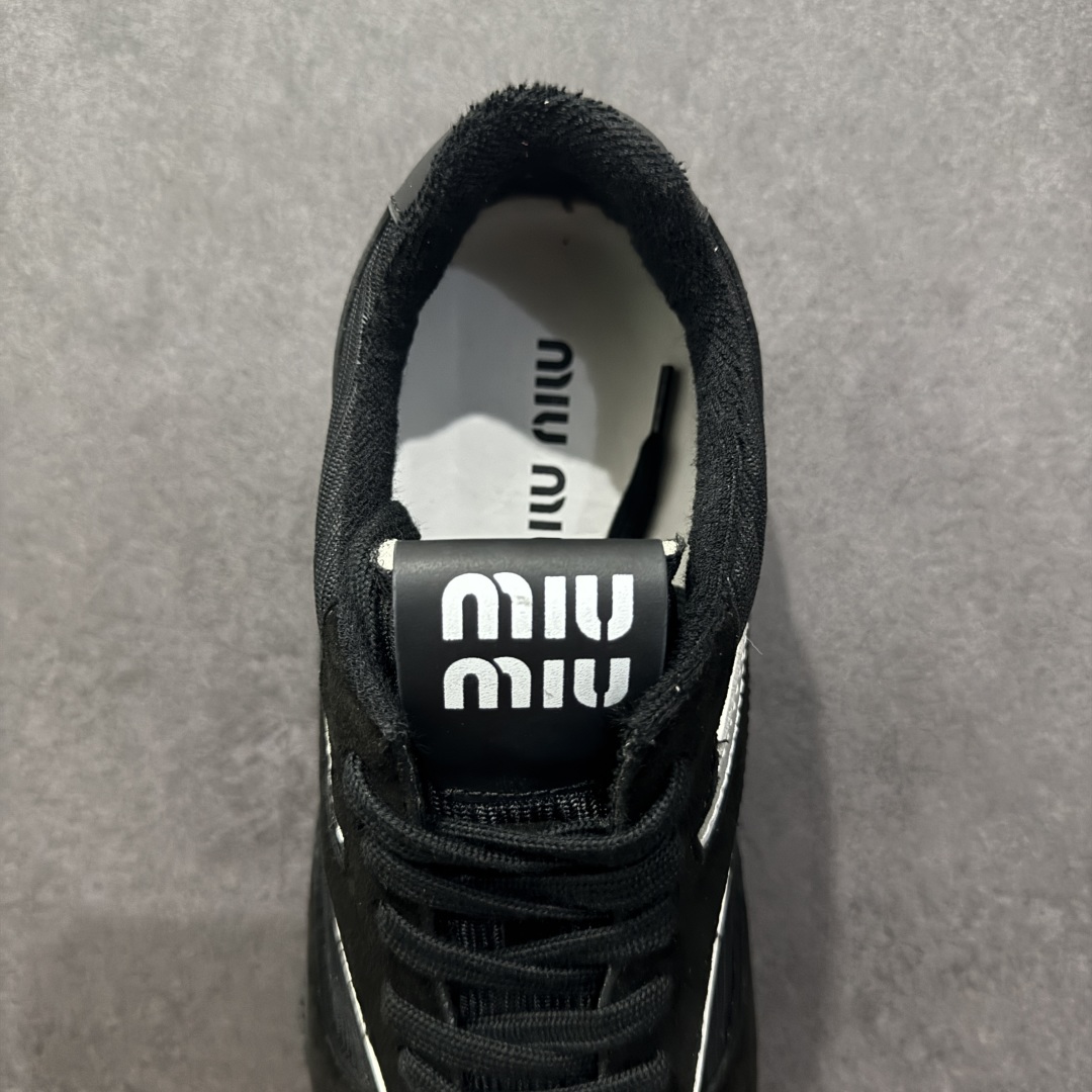 图片[7]-【顶级礼盒版本】Miumiu BELLALILY新款德训鞋 2025s春夏走秀款 多元对撞 传达现代风格 此款有着鬼冢虎的影子 拥有鬼冢虎好穿属性的同时 增添自家高颜值的设计 又是一大爆款 颜值担当火爆款做旧脏脏鞋 轻盈舒服且柔软的一双德训鞋 抛开以前传统德训鞋的设计理念元素 这次的设计款式真的还蛮心颖的做旧日时尚 年度必入款 25s走秀款运动小白鞋国内外博主刷爆的一款 极致运动 辨识度高 打造佛系甜美的休闲风 上脚气场十足随意搭配 选用头层牛皮材质 内里丝绸牛皮里 原版真空厚底 复古擦色做旧风格‼️ 尺码：35-45-选品中心