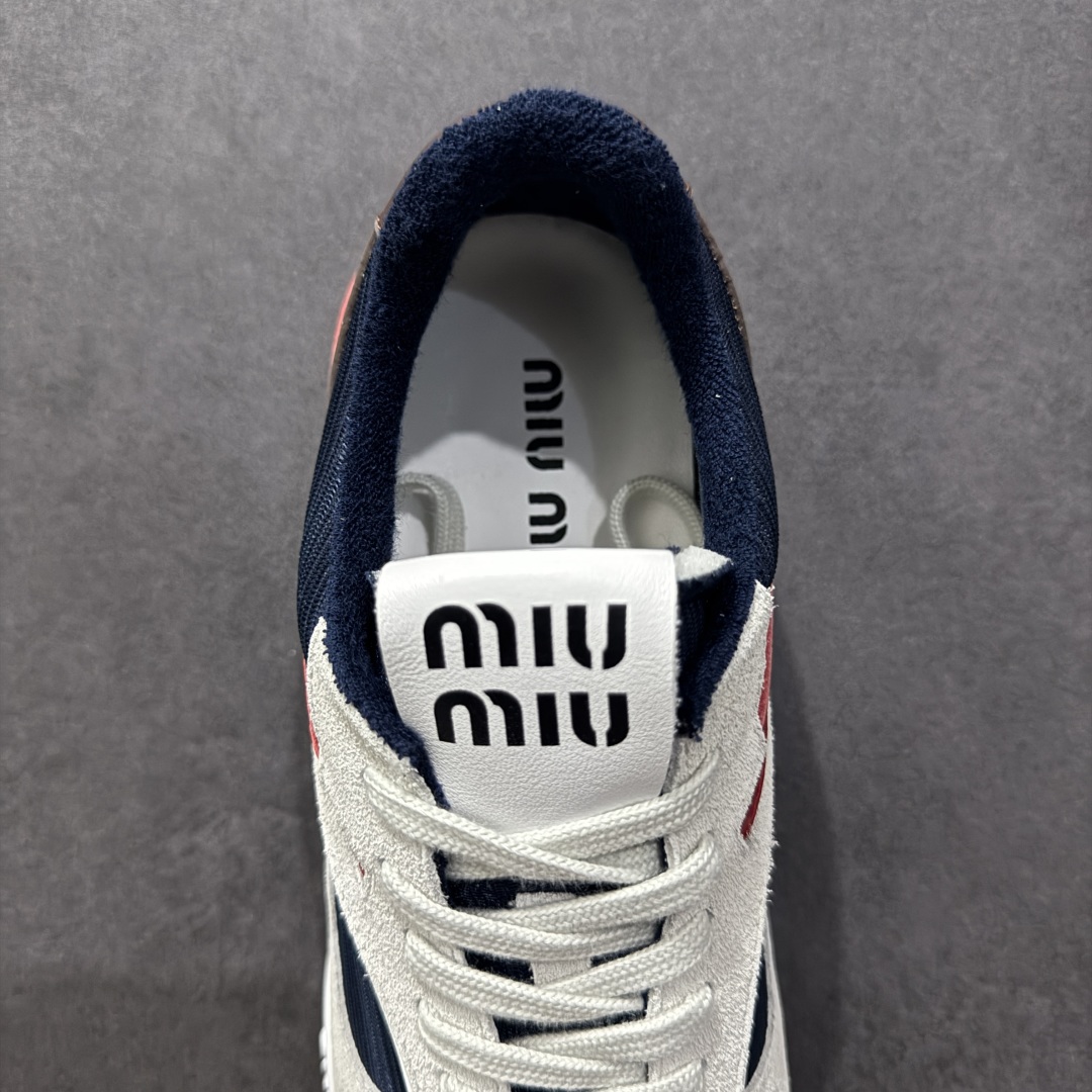 图片[7]-【顶级礼盒版本】Miumiu BELLALILY新款德训鞋 2025s春夏走秀款 多元对撞 传达现代风格 此款有着鬼冢虎的影子 拥有鬼冢虎好穿属性的同时 增添自家高颜值的设计 又是一大爆款 颜值担当火爆款做旧脏脏鞋 轻盈舒服且柔软的一双德训鞋 抛开以前传统德训鞋的设计理念元素 这次的设计款式真的还蛮心颖的做旧日时尚 年度必入款 25s走秀款运动小白鞋国内外博主刷爆的一款 极致运动 辨识度高 打造佛系甜美的休闲风 上脚气场十足随意搭配 选用头层牛皮材质 内里丝绸牛皮里 原版真空厚底 复古擦色做旧风格‼️ 尺码：35-45-选品中心