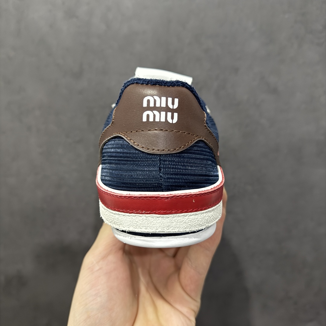 图片[4]-【顶级礼盒版本】Miumiu BELLALILY新款德训鞋 2025s春夏走秀款 多元对撞 传达现代风格 此款有着鬼冢虎的影子 拥有鬼冢虎好穿属性的同时 增添自家高颜值的设计 又是一大爆款 颜值担当火爆款做旧脏脏鞋 轻盈舒服且柔软的一双德训鞋 抛开以前传统德训鞋的设计理念元素 这次的设计款式真的还蛮心颖的做旧日时尚 年度必入款 25s走秀款运动小白鞋国内外博主刷爆的一款 极致运动 辨识度高 打造佛系甜美的休闲风 上脚气场十足随意搭配 选用头层牛皮材质 内里丝绸牛皮里 原版真空厚底 复古擦色做旧风格‼️ 尺码：35-45-选品中心