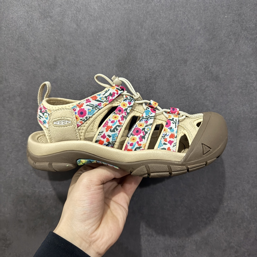 【公司级】人气户外休闲鞋品牌-科恩Keen Uneek Flat-M 平底编织弹力穿搭溯溪涉水休闲户外凉鞋 #外贸订单出口品质#采用进口机台编制两根尼龙绳组成鞋面(快干衬里原料!!)#原装轻量级EVA中底缓震材质组合防滑橡胶外底部 夏季潮鞋,文青界的凉鞋至尊 都市机能户外品牌 KEEN 向来积极为其旗下大热鞋款 UNEEK 推出联名款,后跟为全封闭设计,快干衬里,HIGH-TRACTION橡胶外底,及轻量级EVA中底,达到轻量缓震的同时减轻重量。 尺码:35-45-选品中心