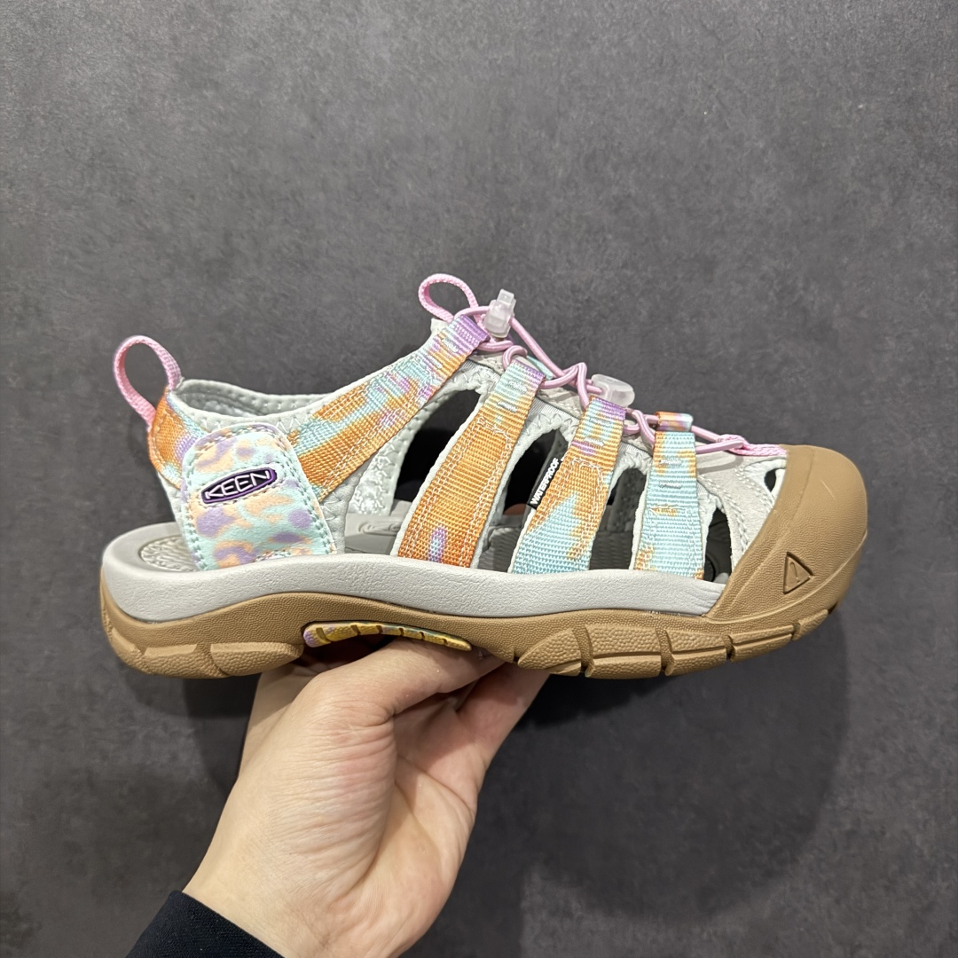 【公司级】人气户外休闲鞋品牌-科恩Keen Uneek Flat-M 平底编织弹力穿搭溯溪涉水休闲户外凉鞋 #外贸订单出口品质#采用进口机台编制两根尼龙绳组成鞋面(快干衬里原料!!)#原装轻量级EVA中底缓震材质组合防滑橡胶外底部 夏季潮鞋,文青界的凉鞋至尊 都市机能户外品牌 KEEN 向来积极为其旗下大热鞋款 UNEEK 推出联名款,后跟为全封闭设计,快干衬里,HIGH-TRACTION橡胶外底,及轻量级EVA中底,达到轻量缓震的同时减轻重量。 尺码:35-45-选品中心