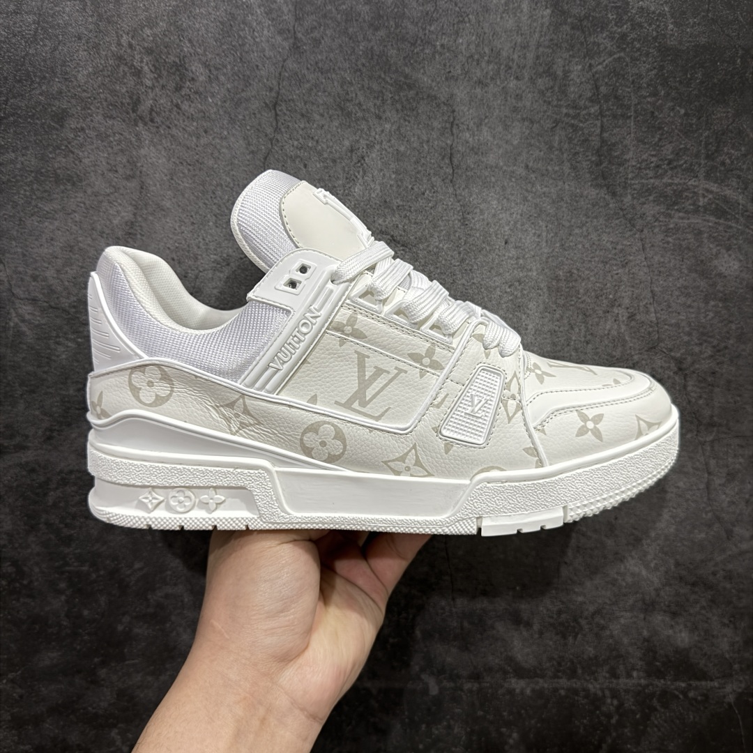 【HS纯原礼盒版】 LV Trainer系列高奢运动鞋 纯白皮印花 新款芯片顶级 潮人必备单品 同步ZP官网空胶工艺 鞋舌、挂饰均镶嵌NFC芯片感应装置 正确胶片断点式设计 中底正确还原原版油印字母比例 1：1原楦格板、楦头、刀磨全新升级！ 独家订制顶级压纹麂皮 原版开模TPU大底 质感原版一致 垫脚聚米微料加透气英伦网布 披靡市场任何版本！细节完美呈现！ 代购指定版本 全新升级最新双盒包装 扫码秒进官网！ 全套包装配件同比原版 尺码： 39-45-选品中心