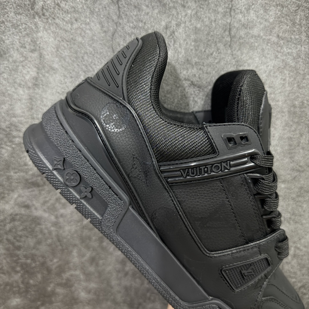 图片[7]-【HS纯原礼盒版】 LV Trainer系列高奢运动鞋 纯黑皮印花 新款芯片顶级 潮人必备单品 同步ZP官网空胶工艺 鞋舌、挂饰均镶嵌NFC芯片感应装置 正确胶片断点式设计 中底正确还原原版油印字母比例 1：1原楦格板、楦头、刀磨全新升级！ 独家订制顶级压纹麂皮 原版开模TPU大底 质感原版一致 垫脚聚米微料加透气英伦网布 披靡市场任何版本！细节完美呈现！ 代购指定版本 全新升级最新双盒包装 扫码秒进官网！ 全套包装配件同比原版 尺码： 39-45-选品中心