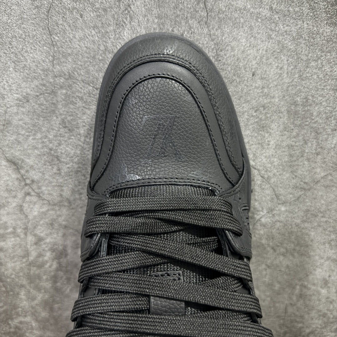 图片[5]-【HS纯原礼盒版】 LV Trainer系列高奢运动鞋 纯黑皮印花 新款芯片顶级 潮人必备单品 同步ZP官网空胶工艺 鞋舌、挂饰均镶嵌NFC芯片感应装置 正确胶片断点式设计 中底正确还原原版油印字母比例 1：1原楦格板、楦头、刀磨全新升级！ 独家订制顶级压纹麂皮 原版开模TPU大底 质感原版一致 垫脚聚米微料加透气英伦网布 披靡市场任何版本！细节完美呈现！ 代购指定版本 全新升级最新双盒包装 扫码秒进官网！ 全套包装配件同比原版 尺码： 39-45-选品中心