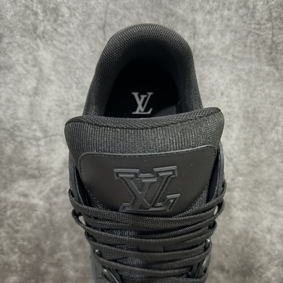 图片[8]-【HS纯原礼盒版】 LV Trainer系列高奢运动鞋 纯黑皮印花 新款芯片顶级 潮人必备单品 同步ZP官网空胶工艺 鞋舌、挂饰均镶嵌NFC芯片感应装置 正确胶片断点式设计 中底正确还原原版油印字母比例 1：1原楦格板、楦头、刀磨全新升级！ 独家订制顶级压纹麂皮 原版开模TPU大底 质感原版一致 垫脚聚米微料加透气英伦网布 披靡市场任何版本！细节完美呈现！ 代购指定版本 全新升级最新双盒包装 扫码秒进官网！ 全套包装配件同比原版 尺码： 39-45-选品中心