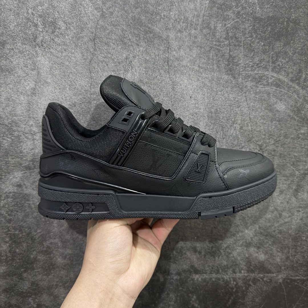 【HS纯原礼盒版】 LV Trainer系列高奢运动鞋 纯黑皮印花 新款芯片顶级 潮人必备单品 同步ZP官网空胶工艺 鞋舌、挂饰均镶嵌NFC芯片感应装置 正确胶片断点式设计 中底正确还原原版油印字母比例 1：1原楦格板、楦头、刀磨全新升级！ 独家订制顶级压纹麂皮 原版开模TPU大底 质感原版一致 垫脚聚米微料加透气英伦网布 披靡市场任何版本！细节完美呈现！ 代购指定版本 全新升级最新双盒包装 扫码秒进官网！ 全套包装配件同比原版 尺码： 39-45-选品中心