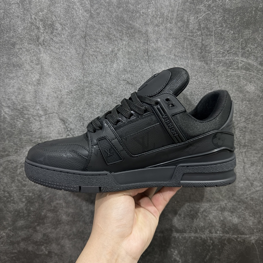 图片[2]-【HS纯原礼盒版】 LV Trainer系列高奢运动鞋 纯黑皮印花 新款芯片顶级 潮人必备单品 同步ZP官网空胶工艺 鞋舌、挂饰均镶嵌NFC芯片感应装置 正确胶片断点式设计 中底正确还原原版油印字母比例 1：1原楦格板、楦头、刀磨全新升级！ 独家订制顶级压纹麂皮 原版开模TPU大底 质感原版一致 垫脚聚米微料加透气英伦网布 披靡市场任何版本！细节完美呈现！ 代购指定版本 全新升级最新双盒包装 扫码秒进官网！ 全套包装配件同比原版 尺码： 39-45-选品中心