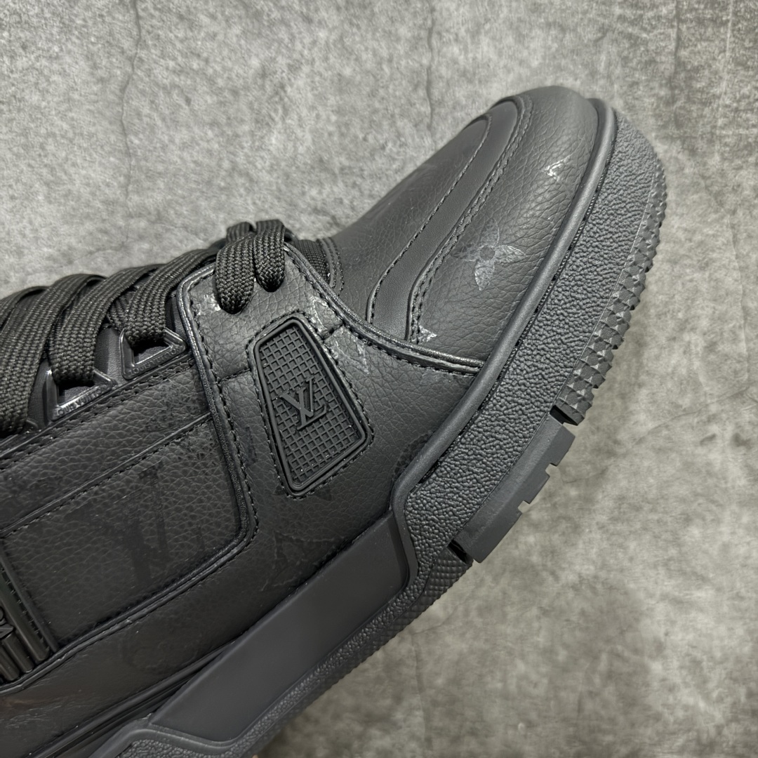 图片[6]-【HS纯原礼盒版】 LV Trainer系列高奢运动鞋 纯黑皮印花 新款芯片顶级 潮人必备单品 同步ZP官网空胶工艺 鞋舌、挂饰均镶嵌NFC芯片感应装置 正确胶片断点式设计 中底正确还原原版油印字母比例 1：1原楦格板、楦头、刀磨全新升级！ 独家订制顶级压纹麂皮 原版开模TPU大底 质感原版一致 垫脚聚米微料加透气英伦网布 披靡市场任何版本！细节完美呈现！ 代购指定版本 全新升级最新双盒包装 扫码秒进官网！ 全套包装配件同比原版 尺码： 39-45-选品中心