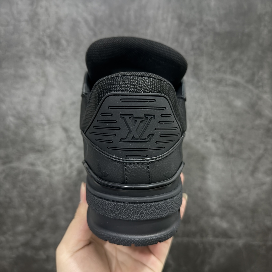 图片[4]-【HS纯原礼盒版】 LV Trainer系列高奢运动鞋 纯黑皮印花 新款芯片顶级 潮人必备单品 同步ZP官网空胶工艺 鞋舌、挂饰均镶嵌NFC芯片感应装置 正确胶片断点式设计 中底正确还原原版油印字母比例 1：1原楦格板、楦头、刀磨全新升级！ 独家订制顶级压纹麂皮 原版开模TPU大底 质感原版一致 垫脚聚米微料加透气英伦网布 披靡市场任何版本！细节完美呈现！ 代购指定版本 全新升级最新双盒包装 扫码秒进官网！ 全套包装配件同比原版 尺码： 39-45-选品中心