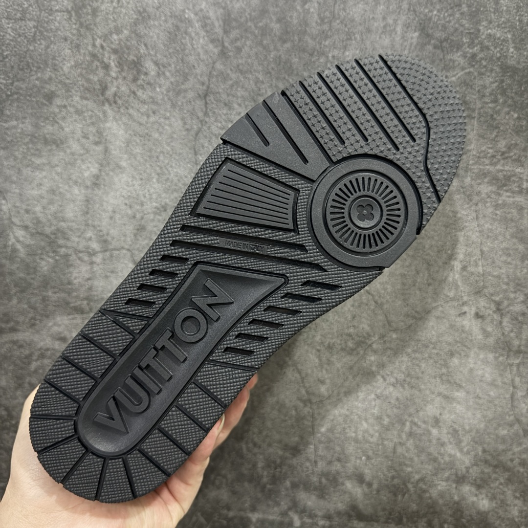 图片[9]-【HS纯原礼盒版】 LV Trainer系列高奢运动鞋 纯黑皮印花 新款芯片顶级 潮人必备单品 同步ZP官网空胶工艺 鞋舌、挂饰均镶嵌NFC芯片感应装置 正确胶片断点式设计 中底正确还原原版油印字母比例 1：1原楦格板、楦头、刀磨全新升级！ 独家订制顶级压纹麂皮 原版开模TPU大底 质感原版一致 垫脚聚米微料加透气英伦网布 披靡市场任何版本！细节完美呈现！ 代购指定版本 全新升级最新双盒包装 扫码秒进官网！ 全套包装配件同比原版 尺码： 39-45-选品中心