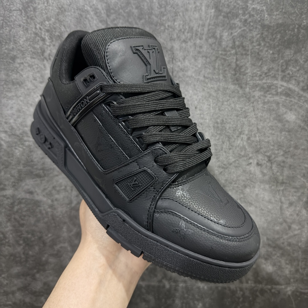 图片[3]-【HS纯原礼盒版】 LV Trainer系列高奢运动鞋 纯黑皮印花 新款芯片顶级 潮人必备单品 同步ZP官网空胶工艺 鞋舌、挂饰均镶嵌NFC芯片感应装置 正确胶片断点式设计 中底正确还原原版油印字母比例 1：1原楦格板、楦头、刀磨全新升级！ 独家订制顶级压纹麂皮 原版开模TPU大底 质感原版一致 垫脚聚米微料加透气英伦网布 披靡市场任何版本！细节完美呈现！ 代购指定版本 全新升级最新双盒包装 扫码秒进官网！ 全套包装配件同比原版 尺码： 39-45-选品中心